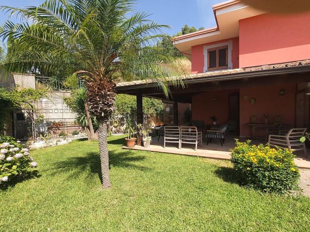 Case e ville in vendita di 500 m² in Via dei Conti Falluc