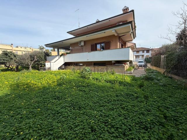 Case e ville in vendita di 500 m² in Via dei Gerani