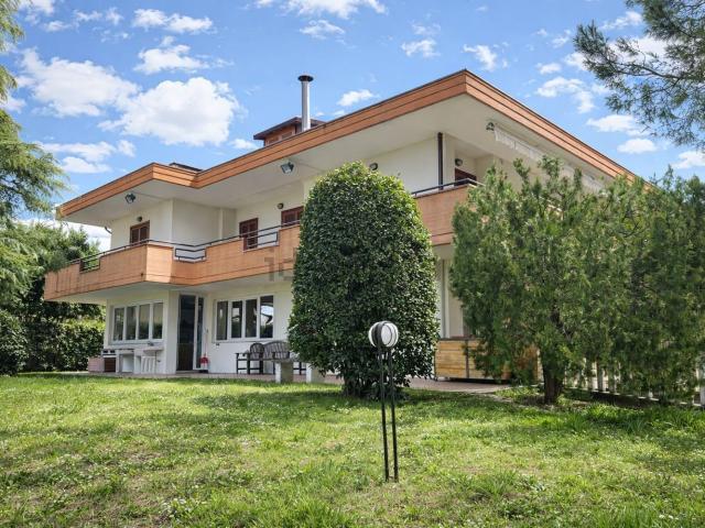 Case e ville in vendita di 500 m² in Via dei Peschi