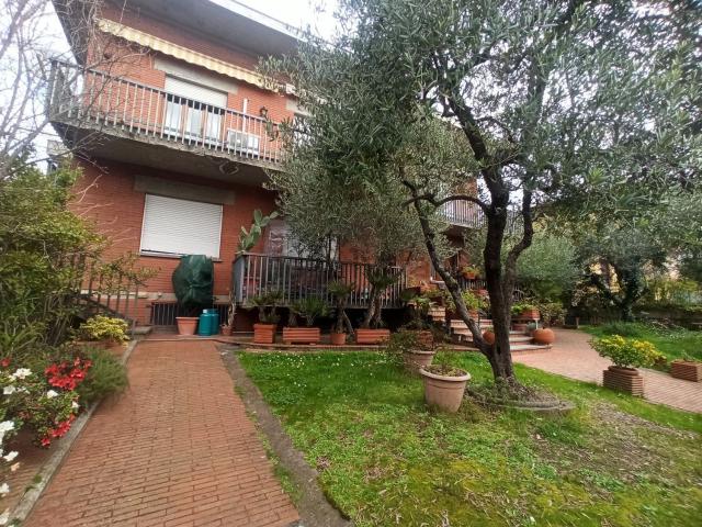 Case e ville in vendita di 500 m² in Via delle Rose