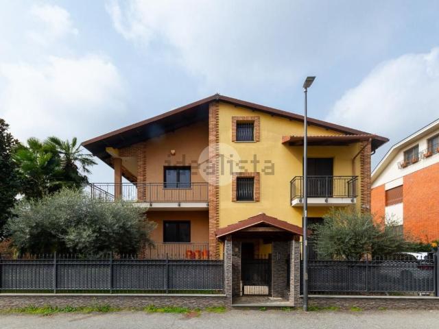 Case e ville in vendita di 500 m² in Via IV Novembre, 3