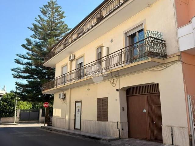 Case e ville in vendita di 500 m² in Via L. Longo, 1