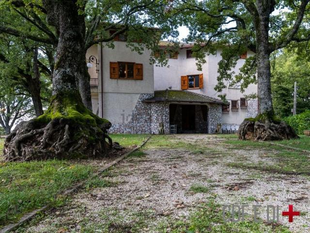 Case e ville in vendita di 500 m² in Via Longone Sabino