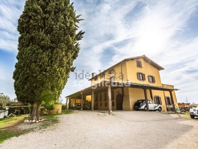 Case e ville in vendita di 500 m² in Via Montagnano, 31