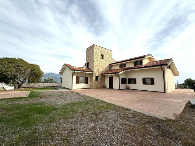 Case e ville in vendita di 500 m² in Via Montefontane