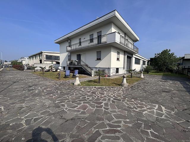 Case e ville in vendita di 500 m² in Via Parma, 6