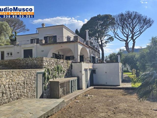 Case e ville in vendita di 500 m² in Via Tiberio