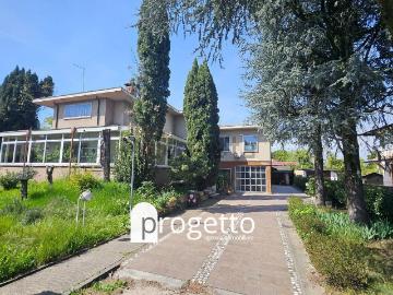 Case e ville in vendita di 500 m² in Via Ugo Capitanio, 20
