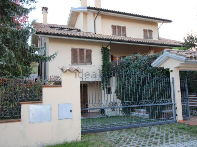 Case e ville in vendita di 500 m² in Via Ugo Foscolo