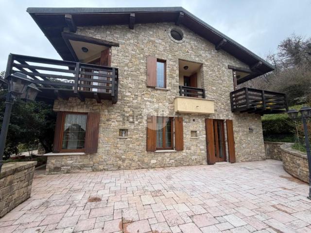Case e ville in vendita di 500 m² in Via Vago, 81