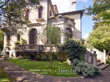 Case e ville in vendita di 500 m² in Viale Fratelli Cairoli