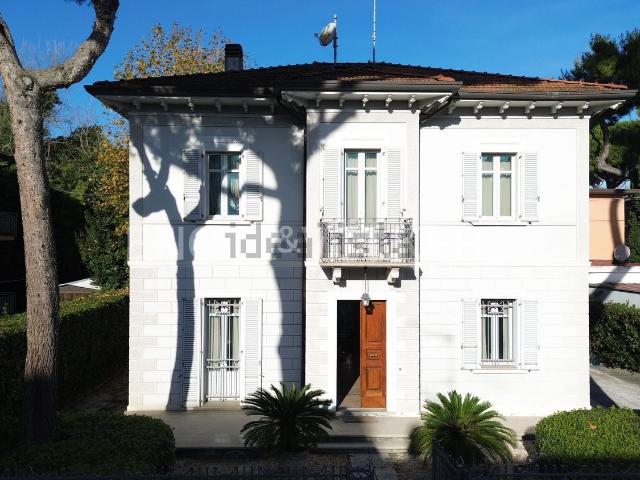 Case e ville in vendita di 500 m² in Viale Francesco Baracca, 36