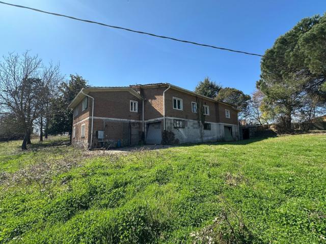 Case e ville in vendita di 500 m² in Strada della Castellina