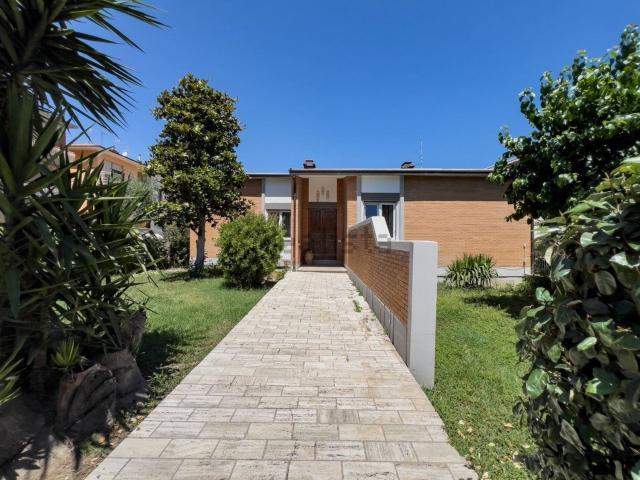 Case e ville in vendita di 510 m² in Via Cristoforo Colombo, 48