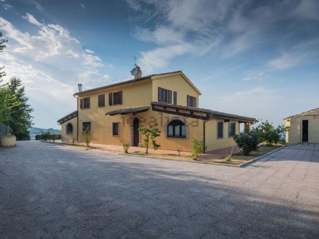 Case e ville in vendita di 510 m² in Via Giacomo Leopardi