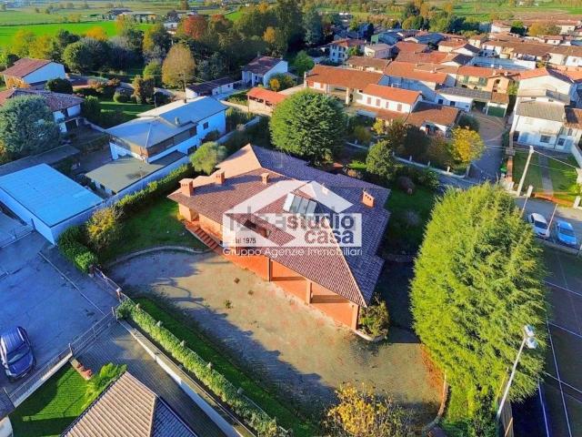 Case e ville in vendita di 510 m² in Via Regina della Scala