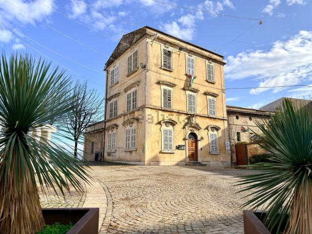 Case e ville in vendita di 510 m² in Piazza Sacconi, 2