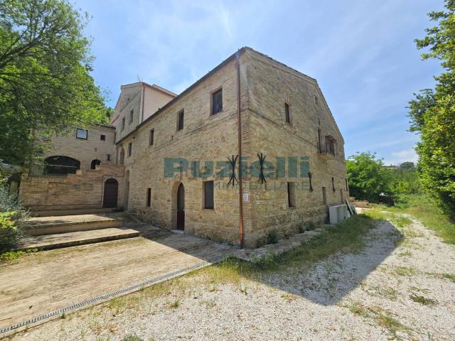Case e ville in vendita di 512 m² in Contrada Camera