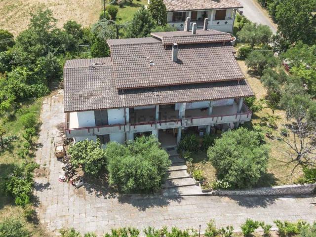 Case e ville in vendita di 512 m² in Strada Carpineta, 1
