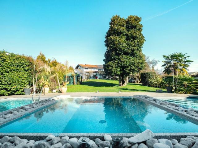 Case e ville in vendita di 515 m² in Via degli Alpini, 8