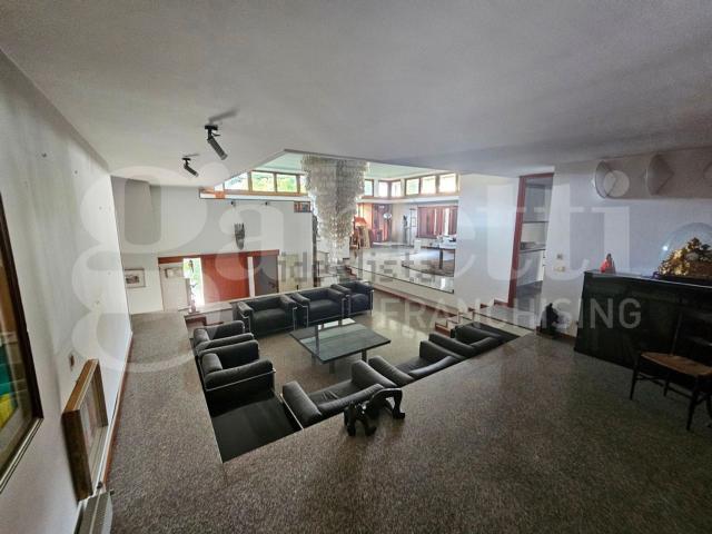 Case e ville in vendita di 517 m² in Via G. Rossini, 19