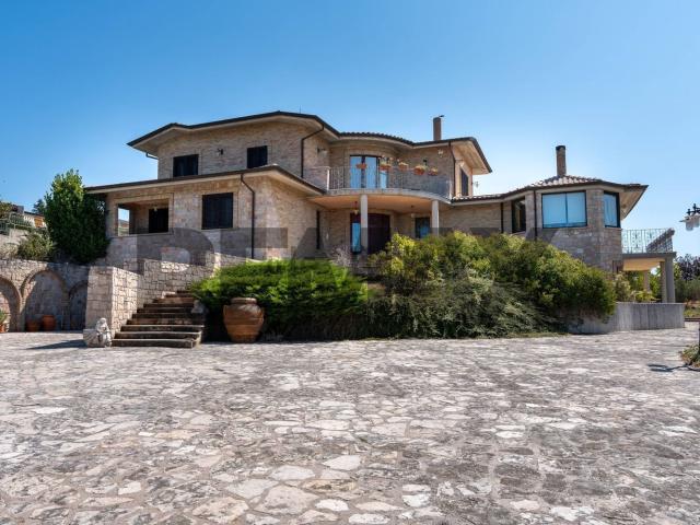 Case e ville in vendita di 519 m² in Contrada Colle delle Api, 139