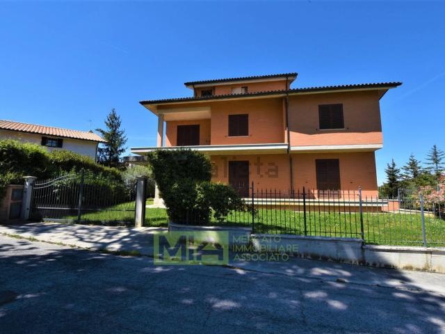 Case e ville in vendita di 520 m² in Via della Pace