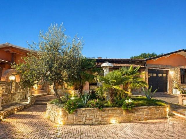 Case e ville in vendita di 520 m² in Via Ducale, 27