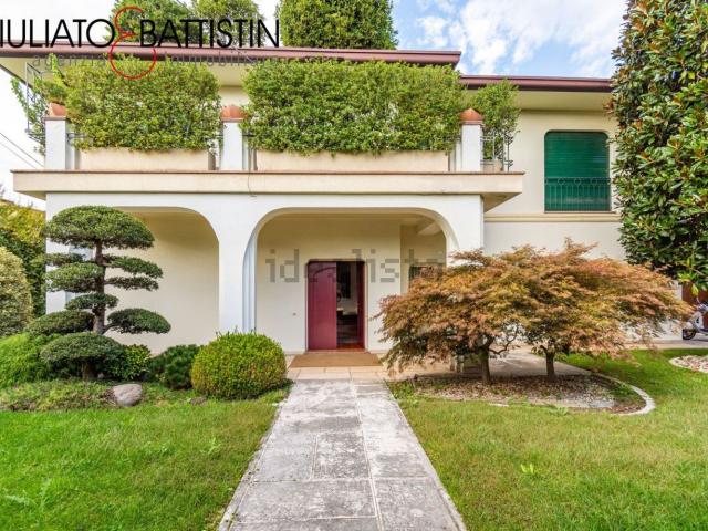 Case e ville in vendita di 520 m² in Via Legione Antonini