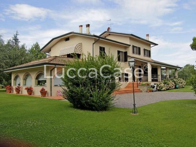 Case e ville in vendita di 520 m² in Via Pesciatina