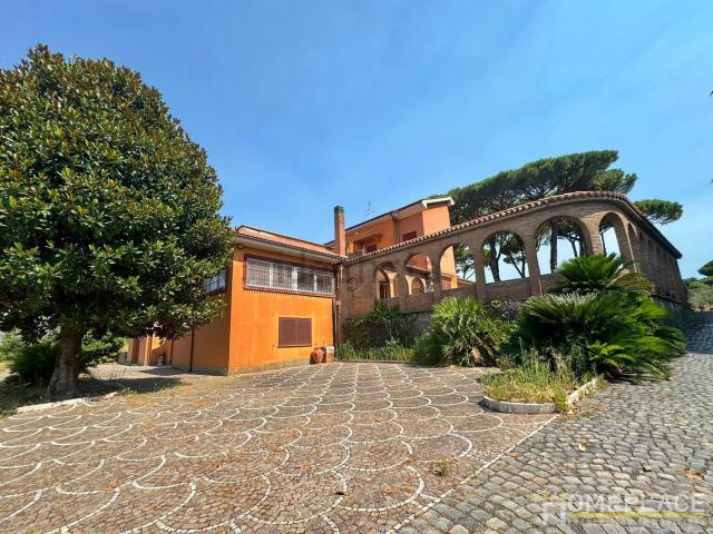 Case e ville in vendita di 520 m² in Via Tenutella, 82