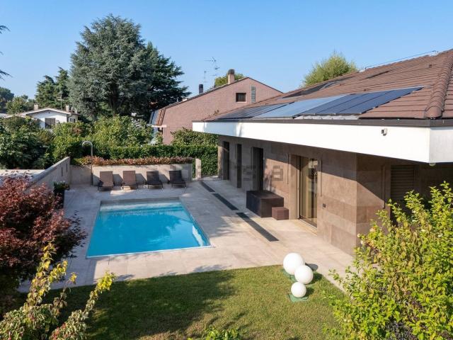 Case e ville in vendita di 522 m² in Via Fratelli Rosselli, 21