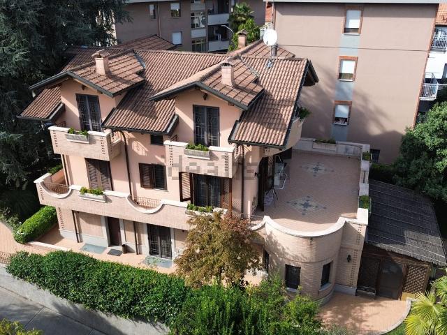 Case e ville in vendita di 523 m² in Via per Bresso, 13