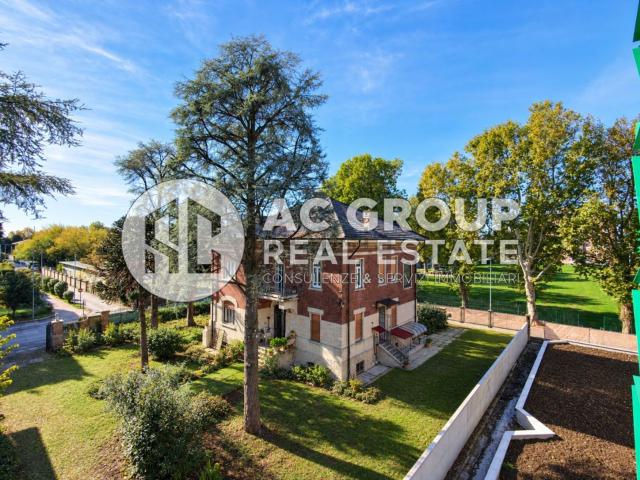 Case e ville in vendita di 525 m² in Via 4 Novembre