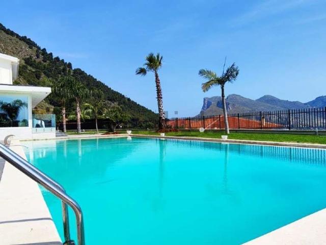 Case e ville in vendita di 525 m² in Via Costantino