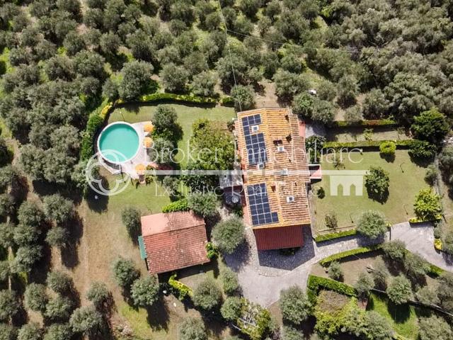 Case e ville in vendita di 525 m² in Via delle Sezioni