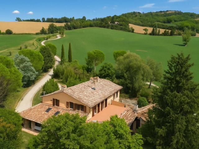 Case e ville in vendita di 526 m² in Via Montecalende, 86