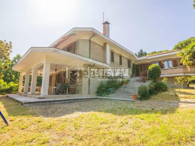 Case e ville in vendita di 528 m² in Strada Berardinelli
