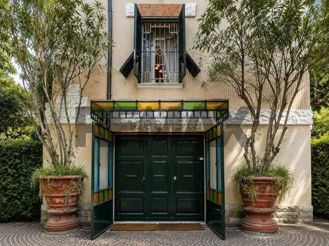 Case e ville in vendita di 530 m² in Via Adamello