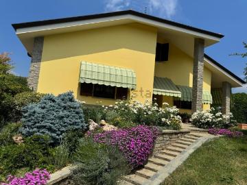 Case e ville in vendita di 530 m² in Via Falcone Giovanni