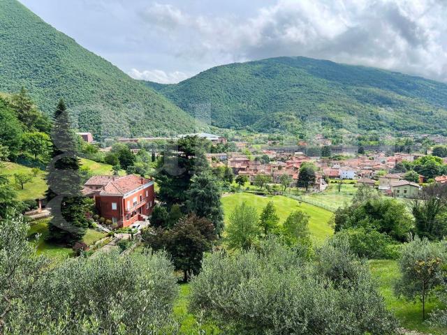 Case e ville in vendita di 530 m² in Via Montecchio, 36