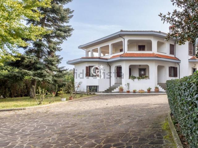 Case e ville in vendita di 530 m² in Strada Teverina
