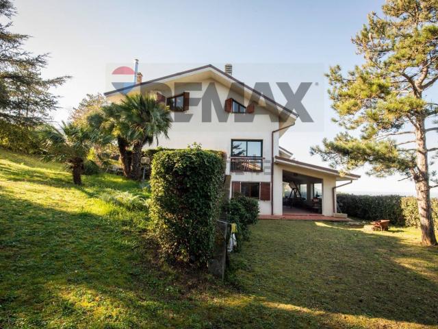 Case e ville in vendita di 532 m² in Via Barcaglione, 17