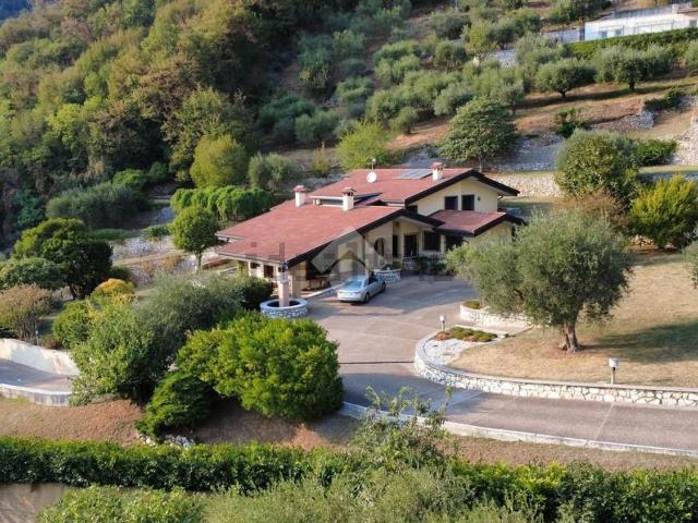 Case e ville in vendita di 532 m² in Via Bresagge, 5
