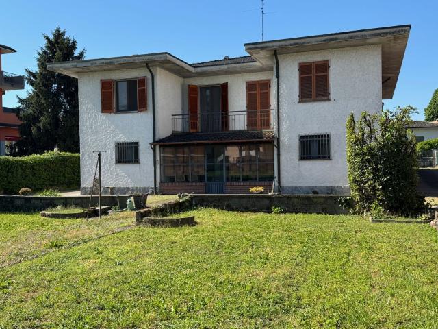 Case e ville in vendita di 532 m² in Via Pandino