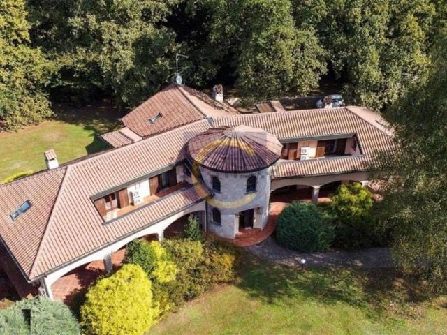 Case e ville in vendita di 533 m² in Via della Pineta
