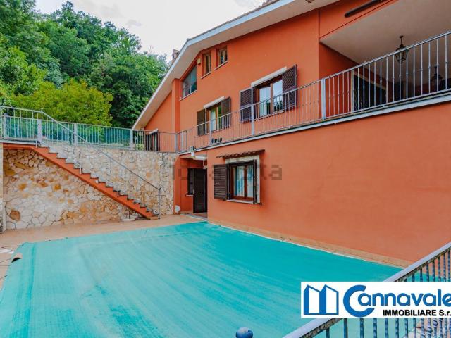 Case e ville in vendita di 535 m² in Via della Madonnella, 2
