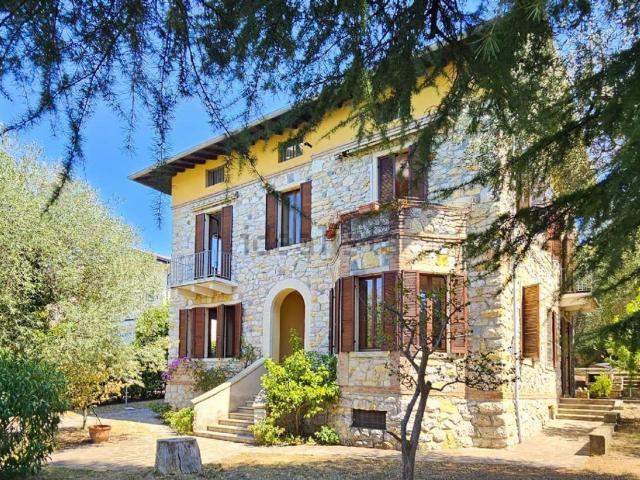 Case e ville in vendita di 537 m² in Via Gardesana