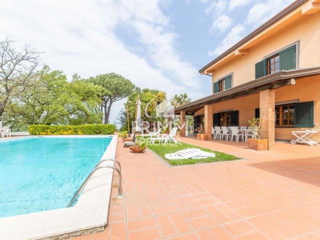Case e ville in vendita di 537 m²