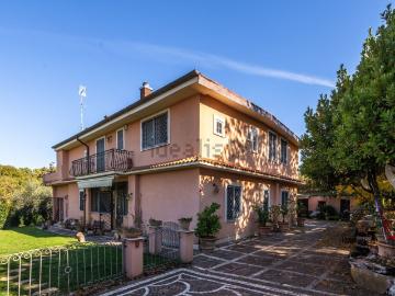 Case e ville in vendita di 539 m² in Via delle Fontanelle